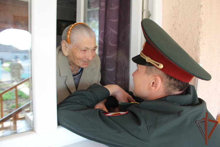 ДИРЕКТОР РОСГВАРДИИ ГЕНЕРАЛ АРМИИ ВИКТОР ЗОЛОТОВ ПОЗДРАВИЛ СО 100-ЛЕТИЕМ ЛЕГЕНДАРНУЮ ФРОНТОВУЮ РЕГУЛИРОВЩИЦУ МАРИЮ ЛИМАНСКУЮ