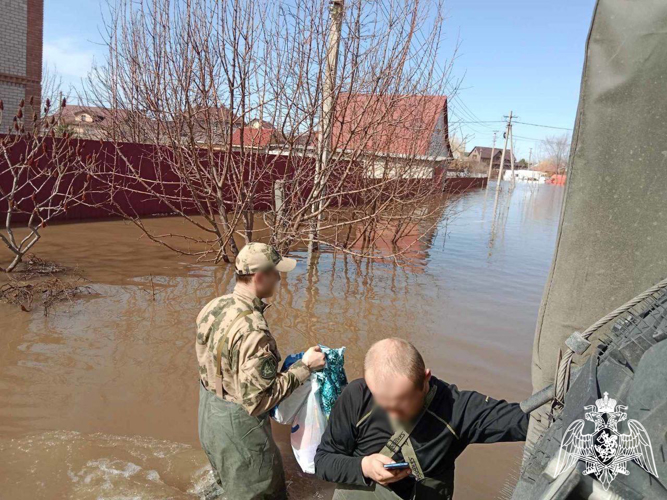 Росгвардейцы спасли 20 человек из зоны затопления в поселке Южный Урал