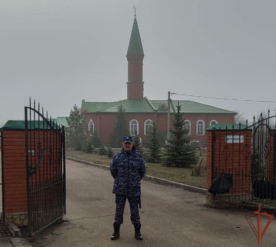 РОСГВАРДЕЙЦЫ ВЫПОЛНИЛИ ЗАДАЧУ ПО ОХРАНЕ ОБЩЕСТВЕННОГО ПОРЯДКА ВО ВРЕМЯ ПРАЗДНОВАНИЯ УРАЗА-БАЙРАМА В РЕГИОНАХ ПРИВОЛЖЬЯ