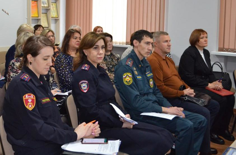 В Оренбурге сотрудник Росгвардии приняла участие в межведомственном совещании для организаторов отдыха детей