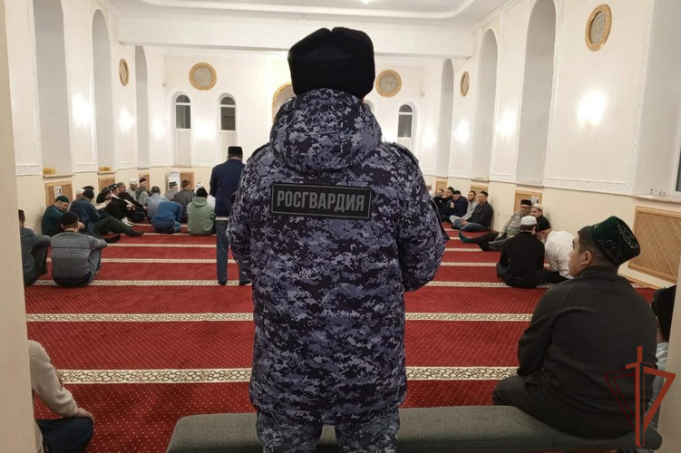 РОСГВАРДЕЙЦЫ ВЫПОЛНИЛИ ЗАДАЧУ ПО ОХРАНЕ ОБЩЕСТВЕННОГО ПОРЯДКА ВО ВРЕМЯ ПРАЗДНОВАНИЯ УРАЗА-БАЙРАМА В РЕГИОНАХ ПРИВОЛЖЬЯ