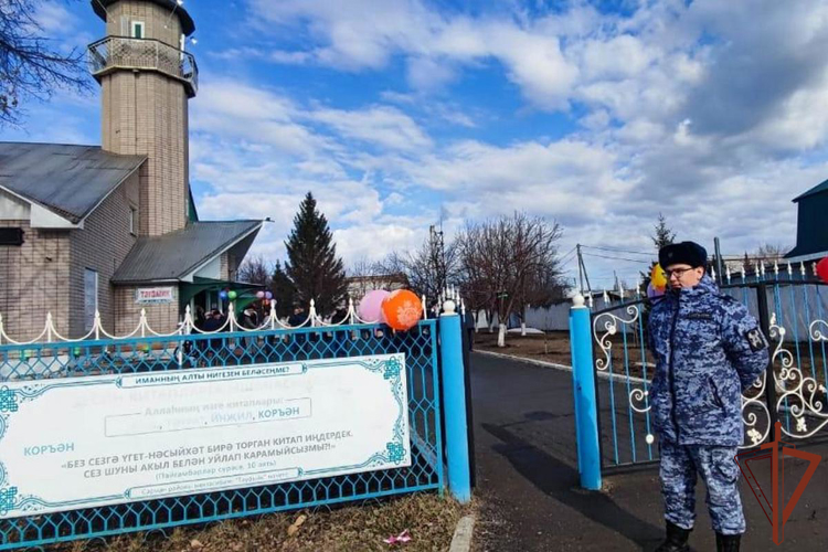 РОСГВАРДЕЙЦЫ ВЫПОЛНИЛИ ЗАДАЧУ ПО ОХРАНЕ ОБЩЕСТВЕННОГО ПОРЯДКА ВО ВРЕМЯ ПРАЗДНОВАНИЯ УРАЗА-БАЙРАМА В РЕГИОНАХ ПРИВОЛЖЬЯ