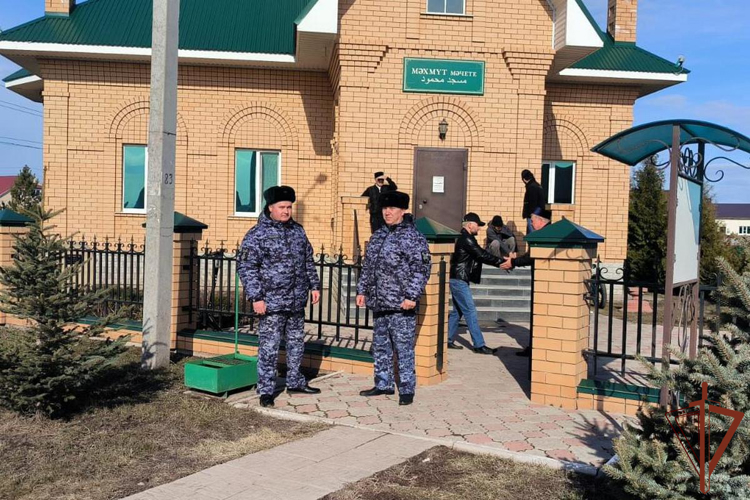 РОСГВАРДЕЙЦЫ ВЫПОЛНИЛИ ЗАДАЧУ ПО ОХРАНЕ ОБЩЕСТВЕННОГО ПОРЯДКА ВО ВРЕМЯ ПРАЗДНОВАНИЯ УРАЗА-БАЙРАМА В РЕГИОНАХ ПРИВОЛЖЬЯ