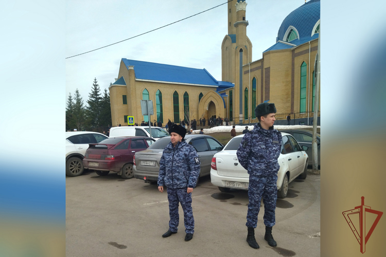 РОСГВАРДЕЙЦЫ ВЫПОЛНИЛИ ЗАДАЧУ ПО ОХРАНЕ ОБЩЕСТВЕННОГО ПОРЯДКА ВО ВРЕМЯ ПРАЗДНОВАНИЯ УРАЗА-БАЙРАМА В РЕГИОНАХ ПРИВОЛЖЬЯ