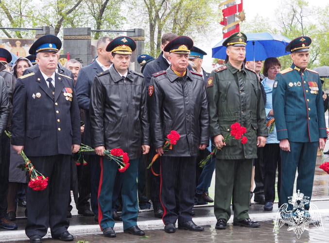 В канун 79-й годовщины Победы в Великой Отечественной войне начальник Управления Росгвардии по Оренбургской области возложил цветы к мемориалу «Вечный огонь» в Оренбурге