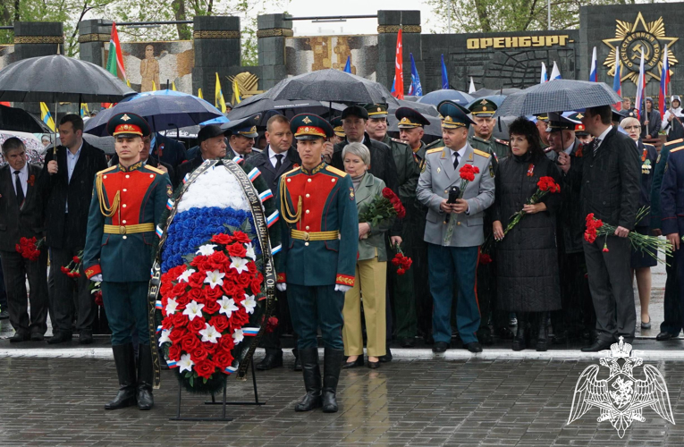 В канун 79-й годовщины Победы в Великой Отечественной войне начальник Управления Росгвардии по Оренбургской области возложил цветы к мемориалу «Вечный огонь» в Оренбурге