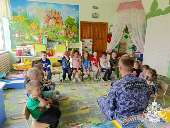 В рамках акций «Эстафета подвига» и «Георгиевская лента» росгвардейцы рассказали о героях Великой Отечественной войны