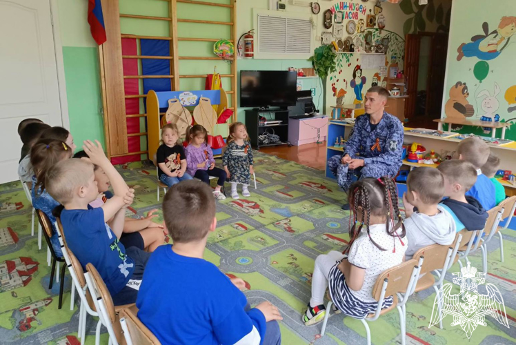В рамках акций «Эстафета подвига» и «Георгиевская лента» росгвардейцы рассказали о героях Великой Отечественной войны