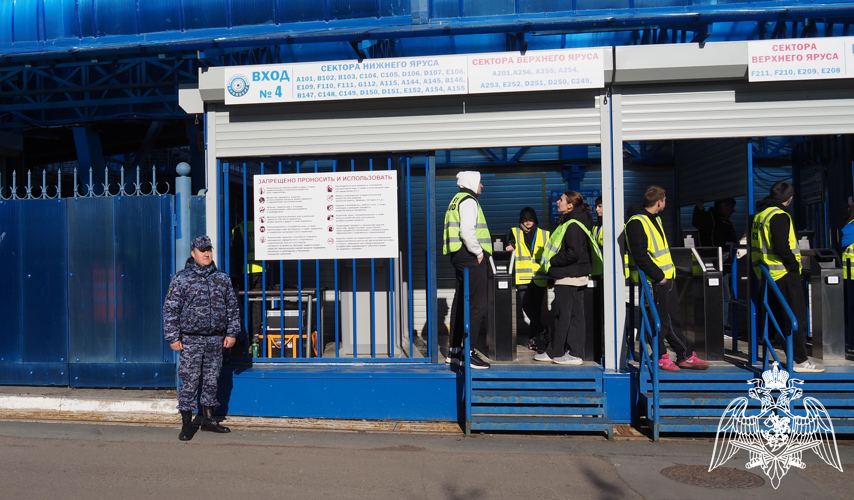 В Оренбурге росгвардейцы обеспечили правопорядок во время проведения футбольного матча