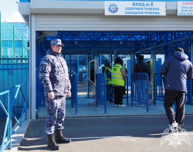 В Оренбурге росгвардейцы обеспечили правопорядок во время проведения футбольного матча