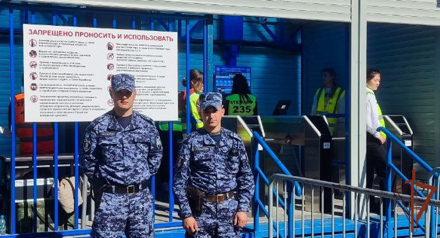 РОСГВАРДЕЙЦЫ ОБЕСПЕЧИЛИ ПРАВОПОРЯДОК ВО ВРЕМЯ ПРОВЕДЕНИЯ МАТЧА ЧЕМПИОНАТА РОССИИ ПО ФУТБОЛУ В ОРЕНБУРГЕ