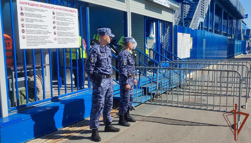 РОСГВАРДЕЙЦЫ ОБЕСПЕЧИЛИ ПРАВОПОРЯДОК ВО ВРЕМЯ ПРОВЕДЕНИЯ МАТЧА ЧЕМПИОНАТА РОССИИ ПО ФУТБОЛУ В ОРЕНБУРГЕ