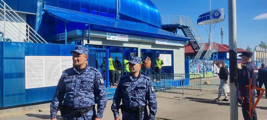 РОСГВАРДЕЙЦЫ ОБЕСПЕЧИЛИ ПРАВОПОРЯДОК ВО ВРЕМЯ ПРОВЕДЕНИЯ МАТЧА ЧЕМПИОНАТА РОССИИ ПО ФУТБОЛУ В ОРЕНБУРГЕ