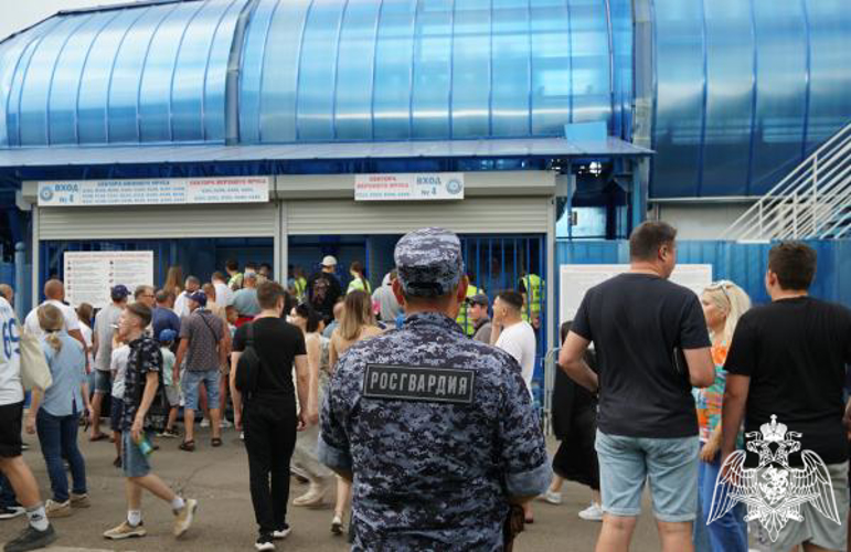 Росгвардейцы обеспечили безопасность во время подготовки и проведения футбольного матча в Оренбурге