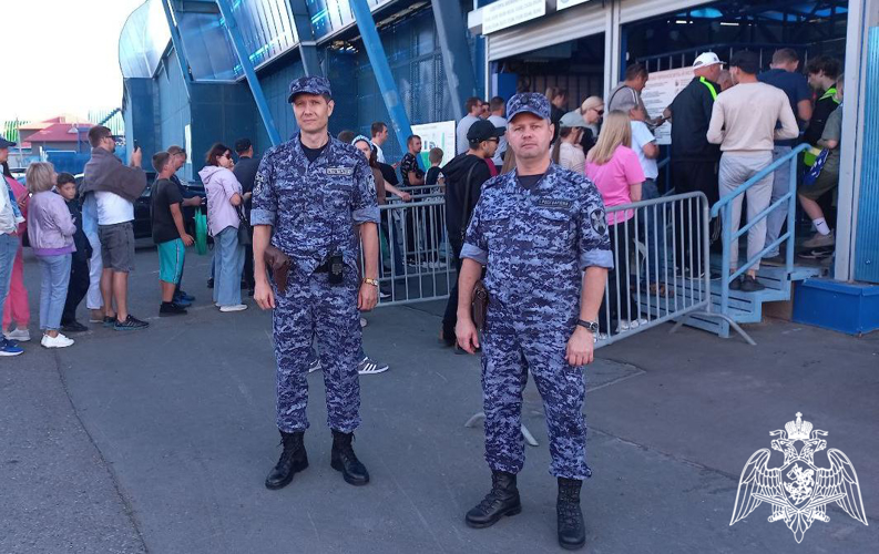 Росгвардейцы обеспечили безопасность во время подготовки и проведения футбольного матча в Оренбурге