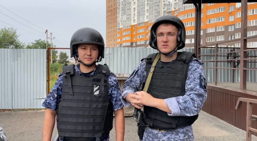 РОСГВАРДЕЙЦЫ ЗАДЕРЖАЛИ ПОДОЗРЕВАЕМОГО В РАНЕНИИ ДВОИХ МУЖЧИН В ОРЕНБУРГЕ (ВИДЕО)