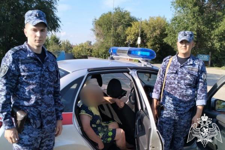 В Оренбурге росгвардейцы помогли пенсионерке вернуться домой