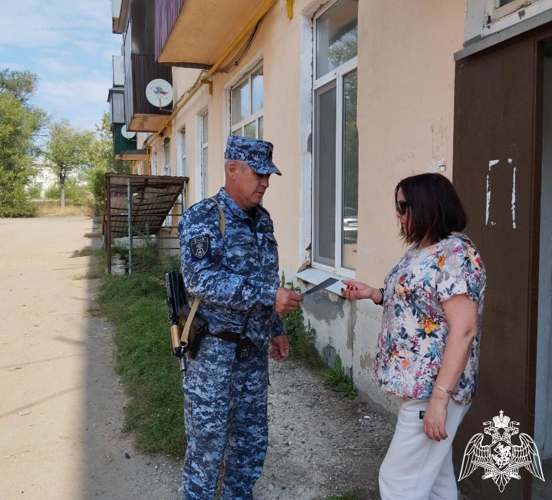 В рамках акции «Безопасный дом, подъезд, квартира» росгвардейцы вручили гражданам информационные буклеты