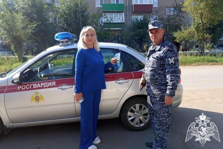 В рамках акции  «Безопасный дом, подъезд, квартира» росгвардейцы  вручили гражданам информационные буклеты 