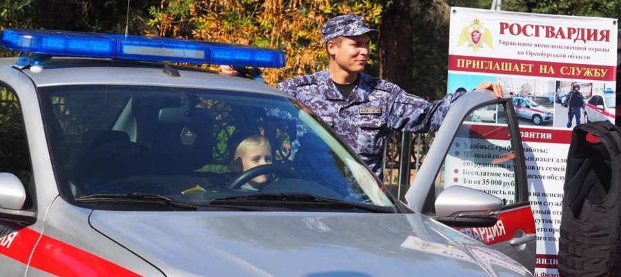 В Оренбурге росгвардейцы приняли участие в Параде профессий