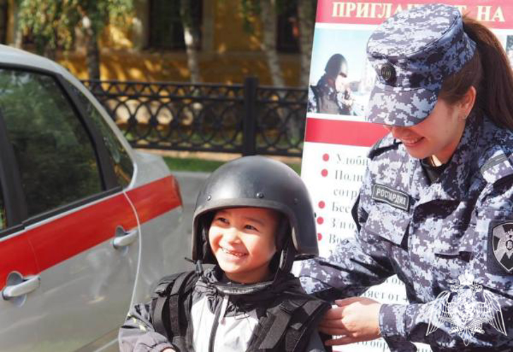 В Оренбурге росгвардейцы приняли участие в Параде профессий