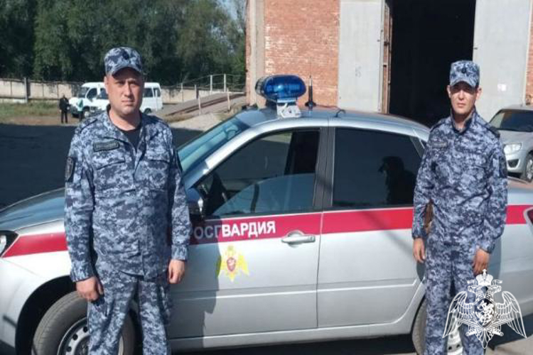 Росгвардейцы задержали двух молодых людей совершивших кражу  дорогих ножей в магазине