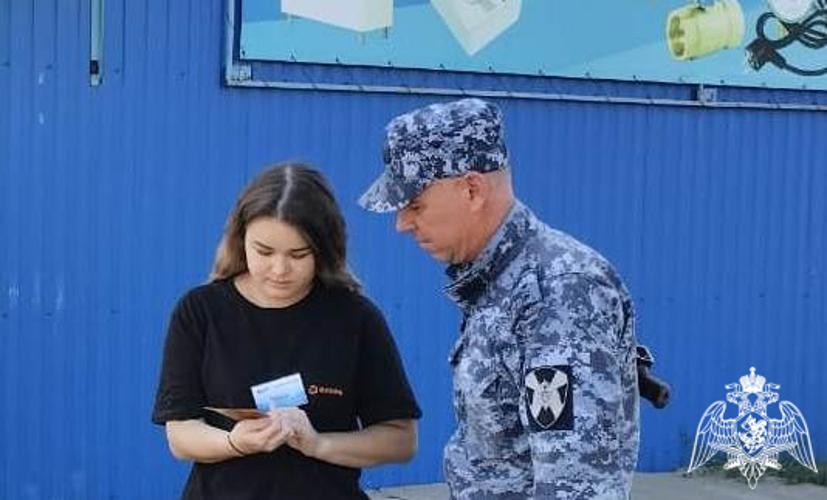 Сотрудники вневедомственной охраны Росгвардии провели акцию «Безопасный дом, подъезд, квартира»
