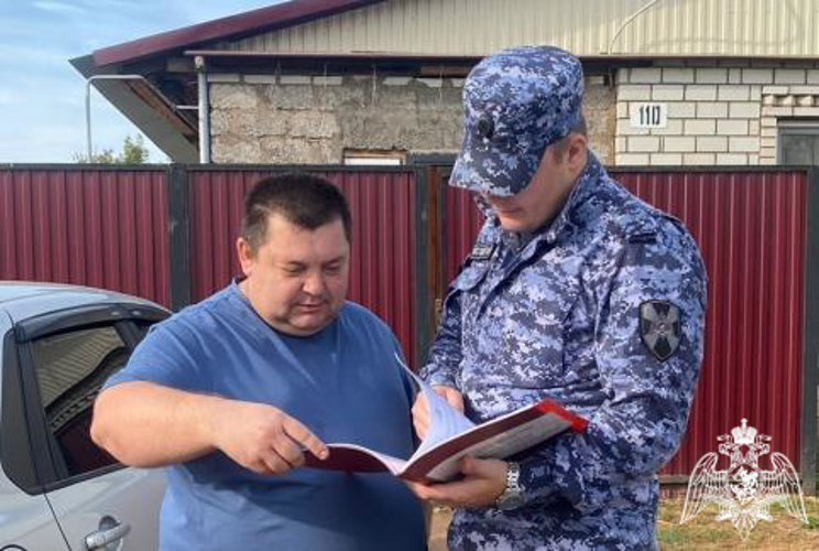 На территории Оренбургской области сотрудники вневедомственной охраны Росгвардии проводят акцию «Безопасный дом, подъезд, квартира»
