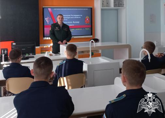 В Оренбурге росгвардейцы провели Урок мужества для воспитанников президентского кадетского училища