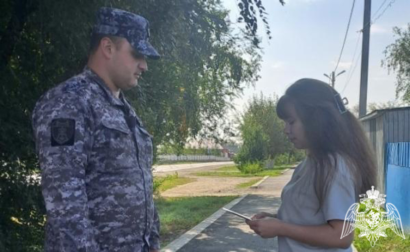 На территории Оренбургской области сотрудники вневедомственной охраны Росгвардии проводят акцию «Безопасный дом, подъезд, квартира»