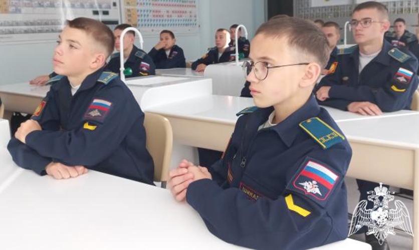 В Оренбурге росгвардейцы провели Урок мужества для воспитанников президентского кадетского училища