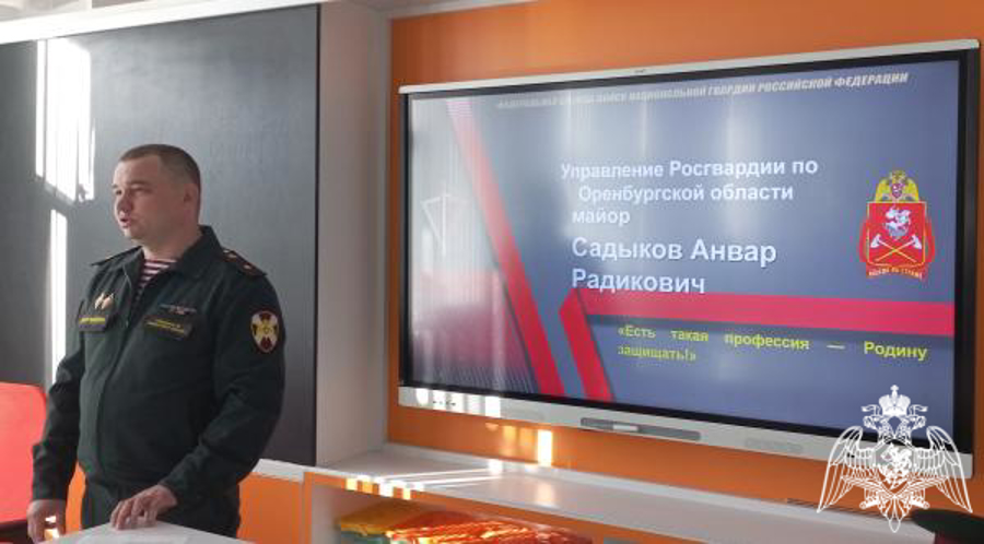 В Оренбурге росгвардейцы провели Урок мужества для воспитанников президентского кадетского училища