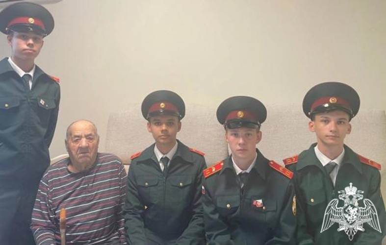 В Оренбурге учащиеся кадетских классов Росгвардии поздравили граждан преклонного возраста с Международным днём пожилого человека