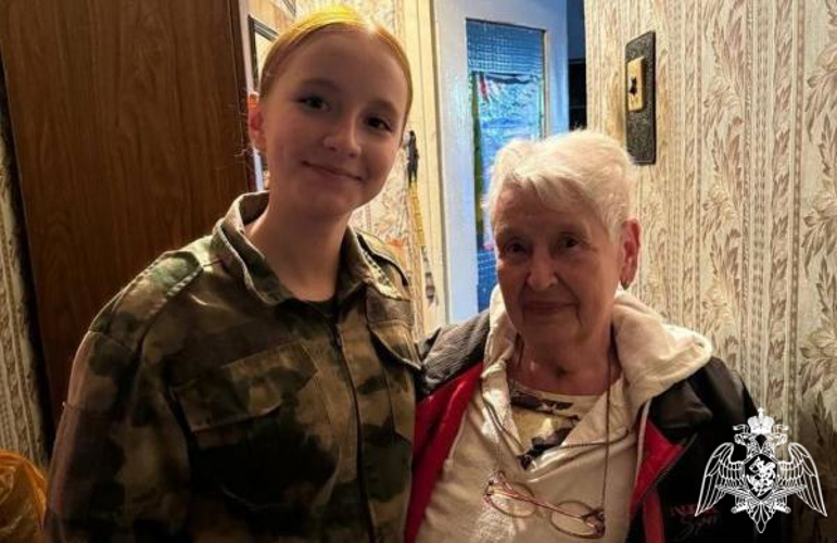 В Оренбурге учащиеся кадетских классов Росгвардии поздравили граждан преклонного возраста с Международным днём пожилого человека