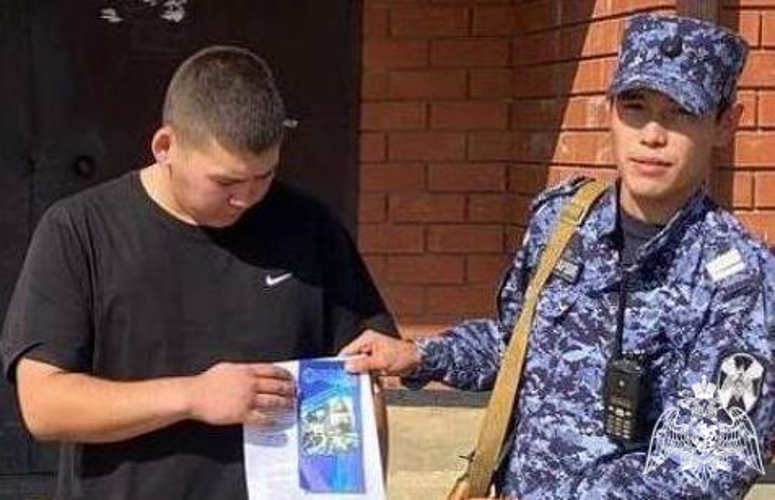 В поселке Первомайский росгвардейцы провели акцию «Безопасный дом, подъезд, квартира»