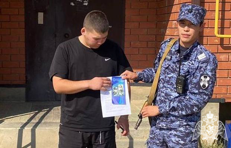 В поселке Первомайский росгвардейцы провели акцию «Безопасный дом, подъезд, квартира»