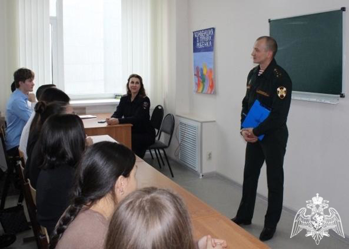 В Оренбурге росгвардейцы и полицейские встретились с учащимися экономико-юридического колледжа