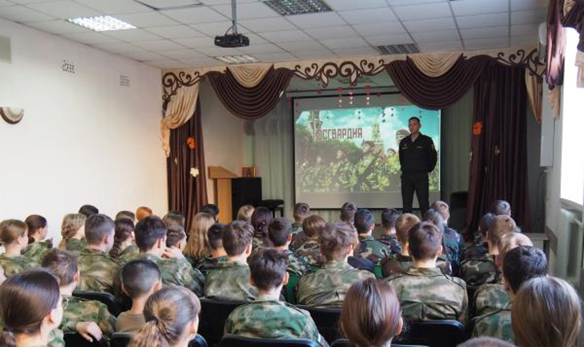 В Оренбурге росгвардейцы провели занятие по профессиональной ориентации с учащимися подшефных классов Росгвардии