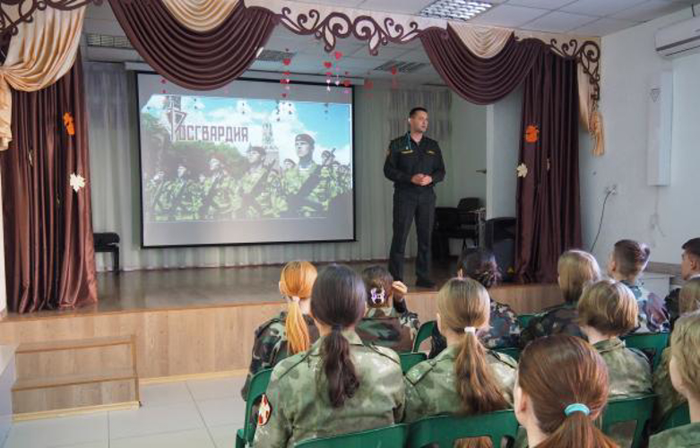В Оренбурге росгвардейцы провели занятие по профессиональной ориентации с учащимися подшефных классов Росгвардии