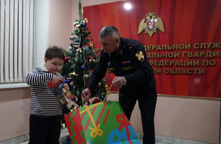 В рамках акций «Елка желаний» и «дед Мороз специального назначения» начальник Управления Росгвардии по Оренбургской области генерал-майор полиции Олег Пугаев помог осуществить мечту мальчику из Оренбурга