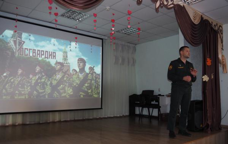 В Оренбурге росгвардейцы провели занятие по профессиональной ориентации с учащимися подшефных классов Росгвардии