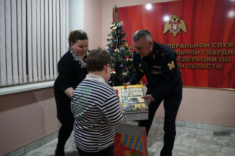 В рамках акций «Елка желаний» и «дед Мороз специального назначения» начальник Управления Росгвардии по Оренбургской области генерал-майор полиции Олег Пугаев помог осуществить мечту мальчику из Оренбурга