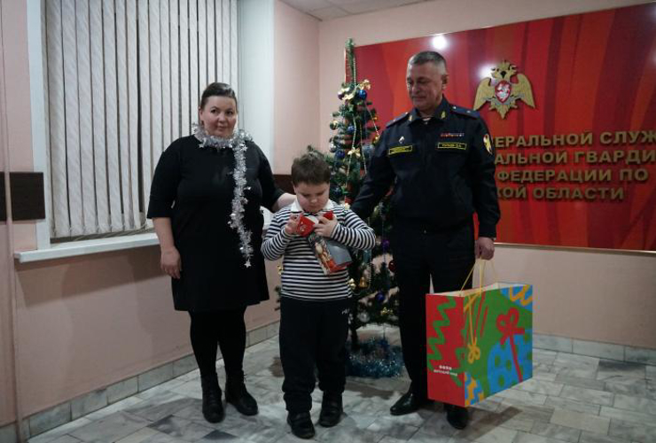 В рамках акций «Елка желаний» и «дед Мороз специального назначения» начальник Управления Росгвардии по Оренбургской области генерал-майор полиции Олег Пугаев помог осуществить мечту мальчику из Оренбурга