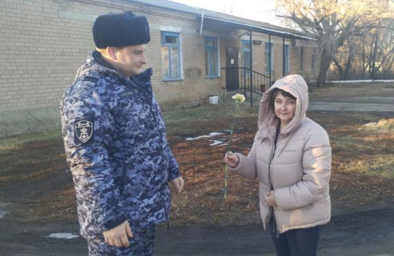 В Оренбургской области сотрудники вневедомственной охраны Росгвардии поздравили женщин с Днем матери