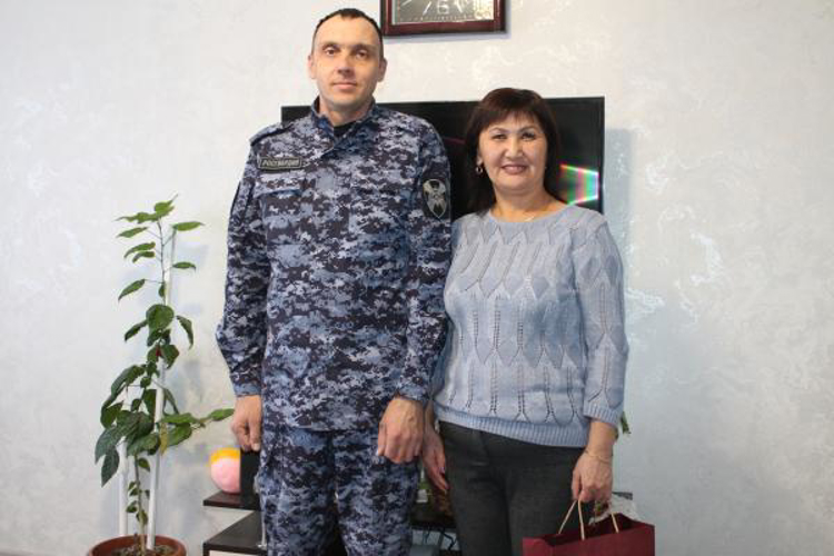 В преддверии новогодних праздников росгвардейцы встретились с мамой погибшего военнослужащего