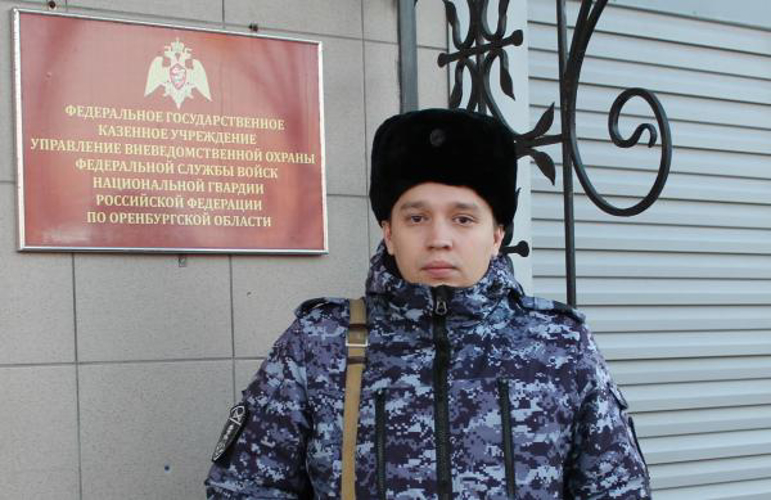 В Оренбурге росгвардейцы задержали мужчин, устроивших погром в одном из ресторанов быстрого питания