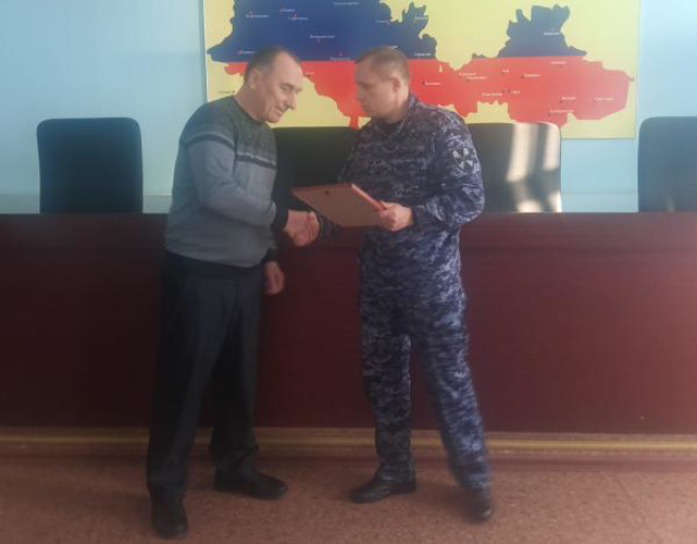 В Оренбуржье вручили благодарственное письмо Росгвардии за передачу оружия на СВО