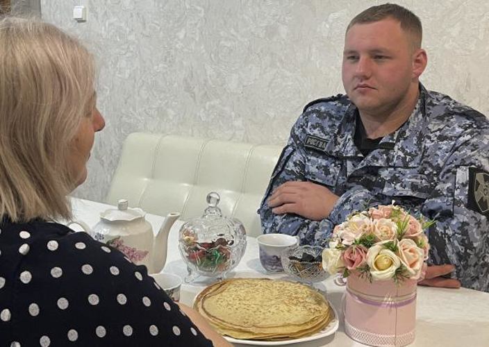 В Оренбургской области сотрудники вневедомственной охраны Росгвардии поздравили женщин с Днем матери