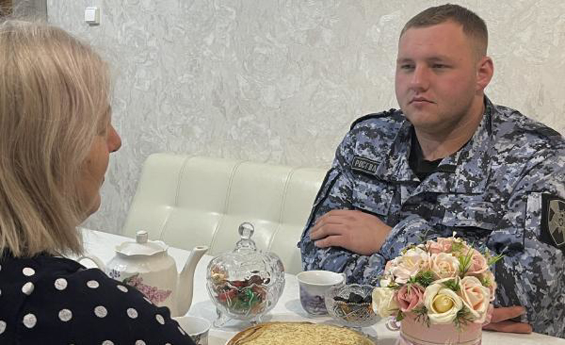 В Оренбургской области сотрудники вневедомственной охраны Росгвардии поздравили женщин с Днем матери