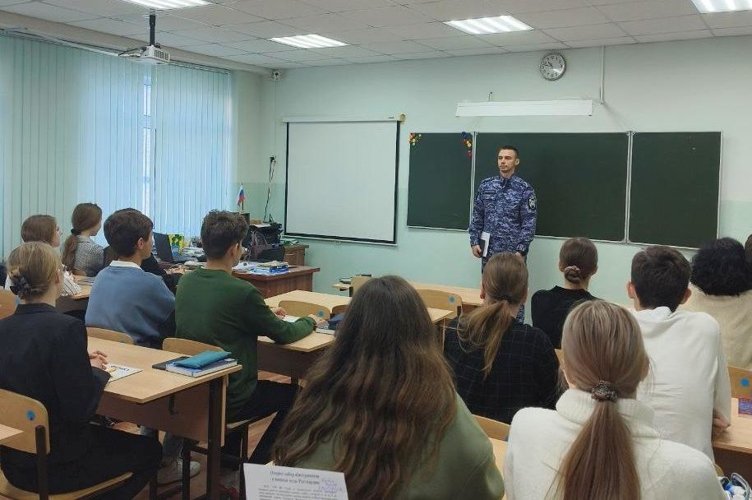 В Оренбурге росгвардейцы рассказали учащимся о порядке поступления в ВУЗы Росгвардии